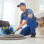 Como Funciona o Serviço de uma Desentupidora? Guia Completo para Proprietários e Gestores