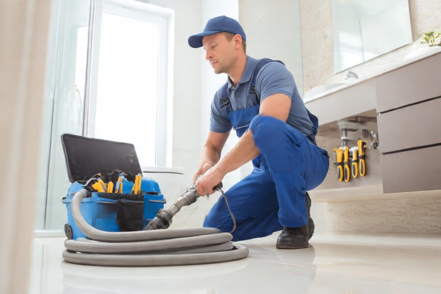 Como Funciona o Serviço de uma Desentupidora? Guia Completo para Proprietários e Gestores